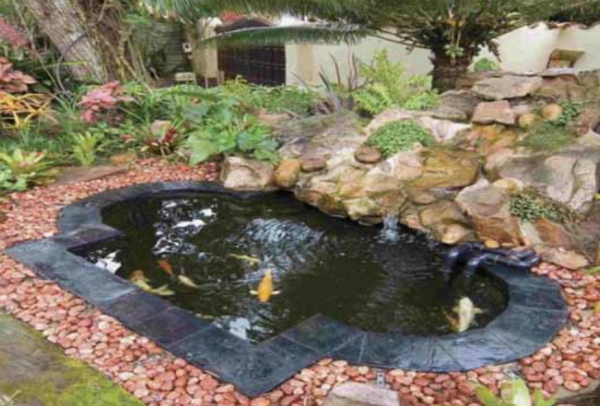 Teras dengan kolam ikan Koi di tengahnya